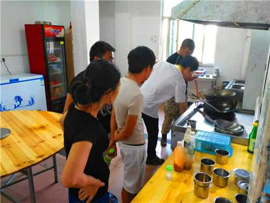 魅力小吃培訓學員特色小炒師傅手把手教學案例