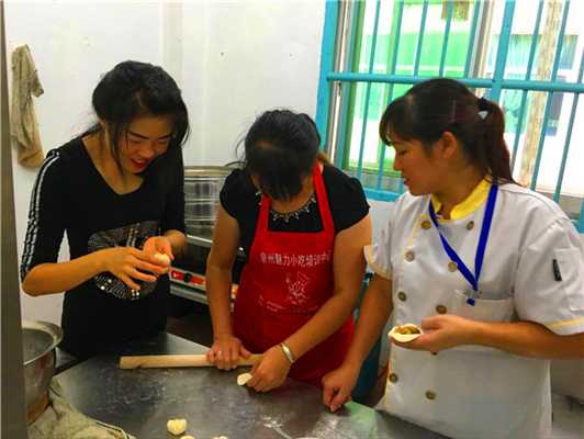魅力小吃培訓學員女學員小籠包制作案例
