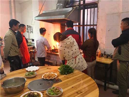 魅力小吃培訓(xùn)學(xué)員飯店小炒師傅操作全程現(xiàn)場(chǎng)案例