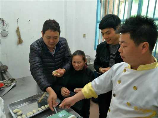 魅力小吃培訓學員小吃培訓師傅指導蒸餃制作現(xiàn)場案例