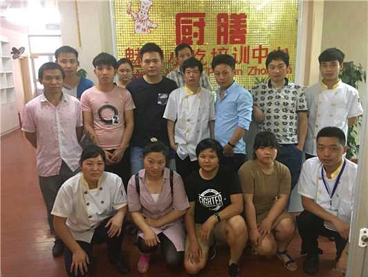 魅力小吃粉面系列培訓(xùn)班學(xué)員畢業(yè)留影
