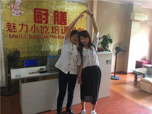 魅力小吃培訓女學員小吃培訓學成畢業留念