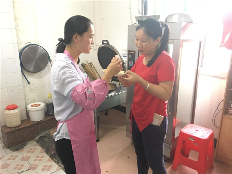 魅力小吃培訓(xùn)學(xué)員品嘗剛出爐的腸粉現(xiàn)場案例