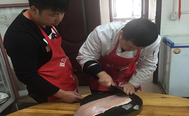 新學(xué)員小吃培訓(xùn)師傅教學(xué)脆魚(yú)制作現(xiàn)場(chǎng)