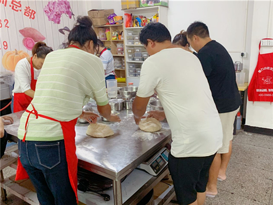 泉州面食培訓(xùn)班學(xué)員實(shí)操現(xiàn)場